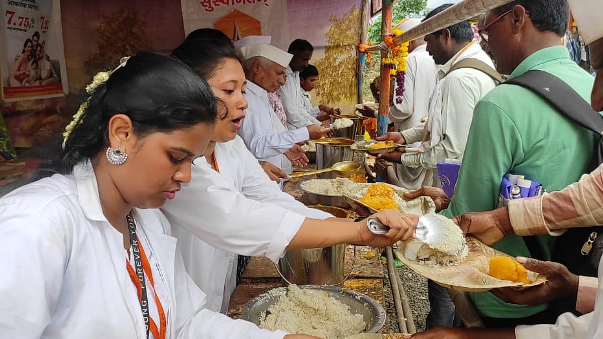 Doctors serving meals to pilgrims at Pandharpur on Monday evening 
